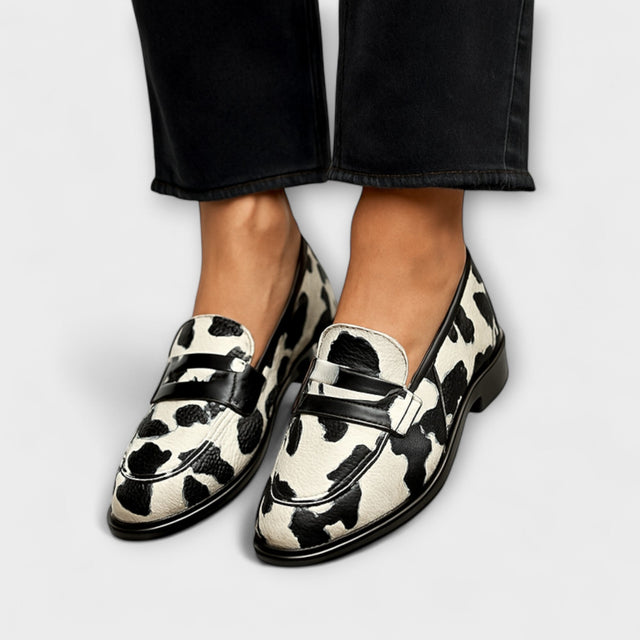 Victoria | Klasyczny Loafer z Wzorem Krowy