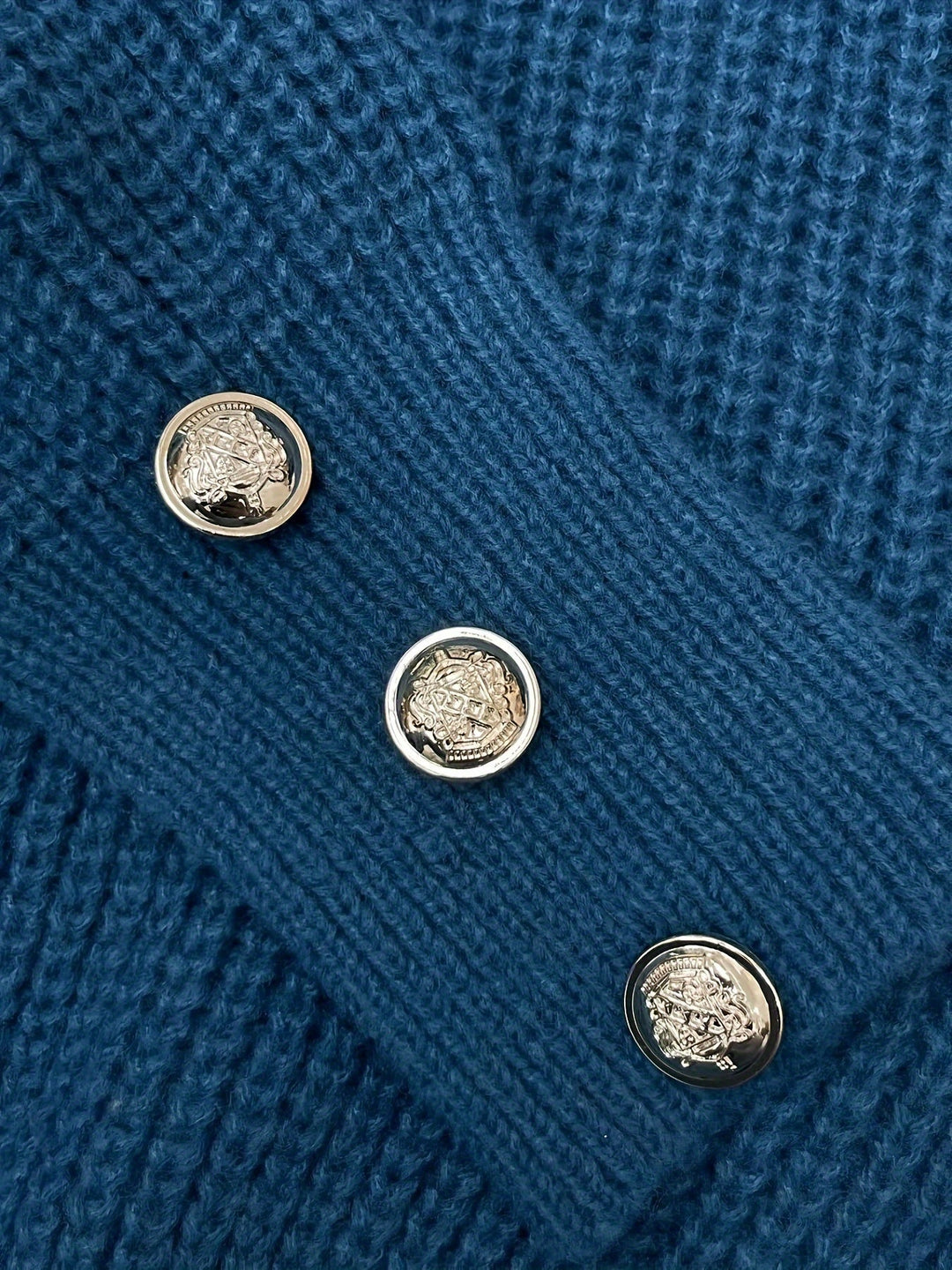Beatrix | Sweter z dekoltem w serek i guzikami